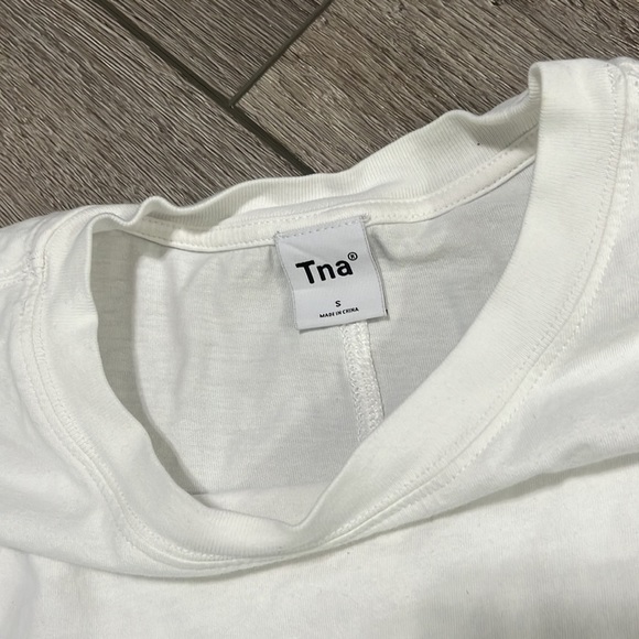 Aritzia TNA Baxter Cropped T-Shirt size small - Picture 3 of 3